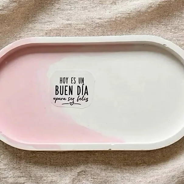 Bandeja ovalada de yeso rosa y blanca con sticker