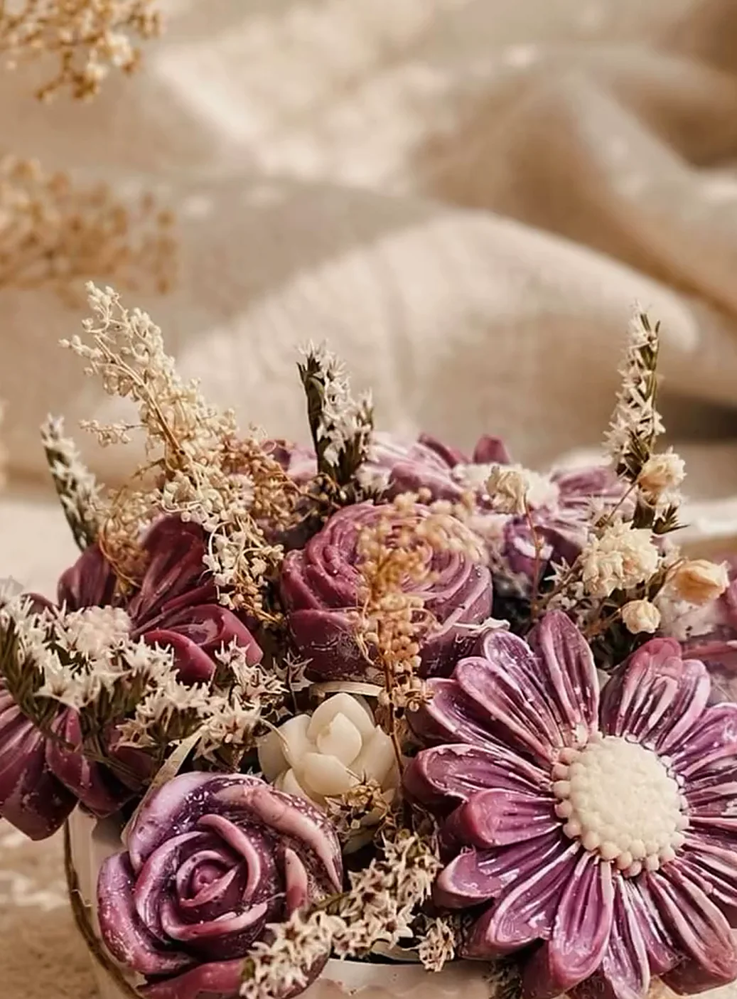 Bouquet de rosas y margaritas de cera en tonos malva