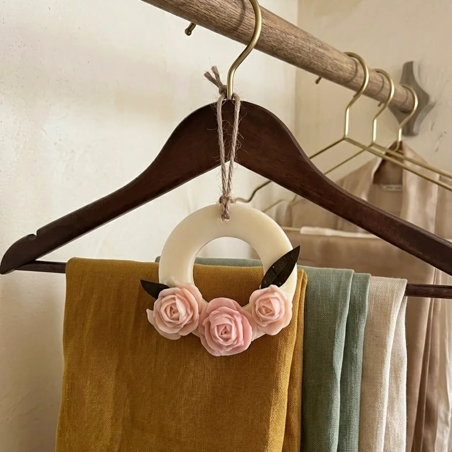 Wax tablet de aro con rosas colgada en el vestidor