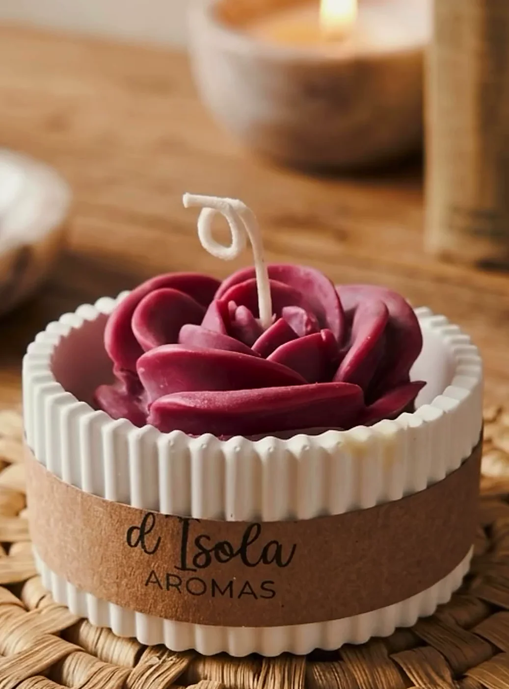 Vela con forma de rosa bordó en maceta de yeso con faja kraft